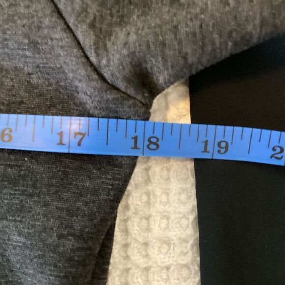 Ladies Under Armour 1/4 zip Hybrid Pullover Gray/Black/white small - Picture 5 of 6